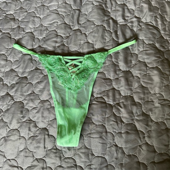 NWT Victoria’s Secret Elegant Green Lace Thong - Picture 1 of 3